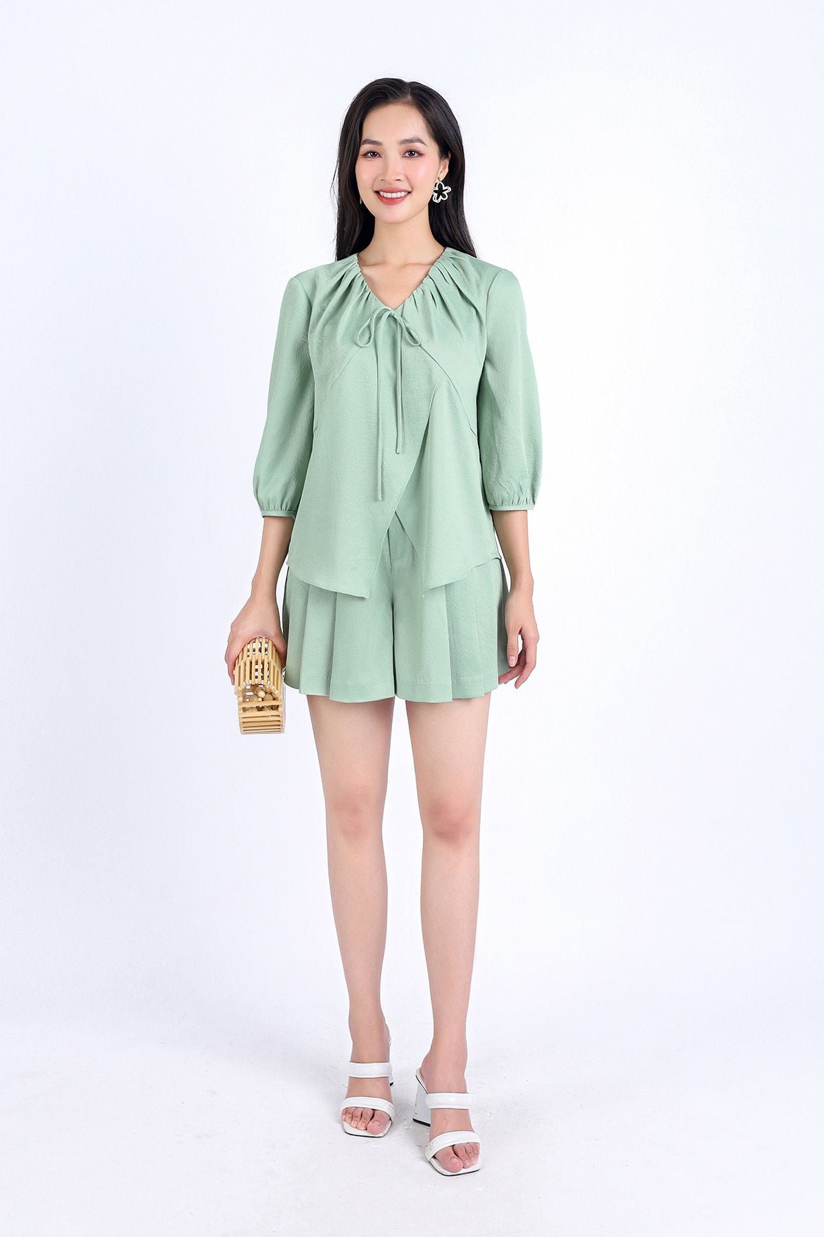 BAS33121 - Áo kiểu dạo phố vải lụa dày dáng suông cổ chữ V nhún tạo kiểu tay lửng thân áo xẻ tà - PANTIO