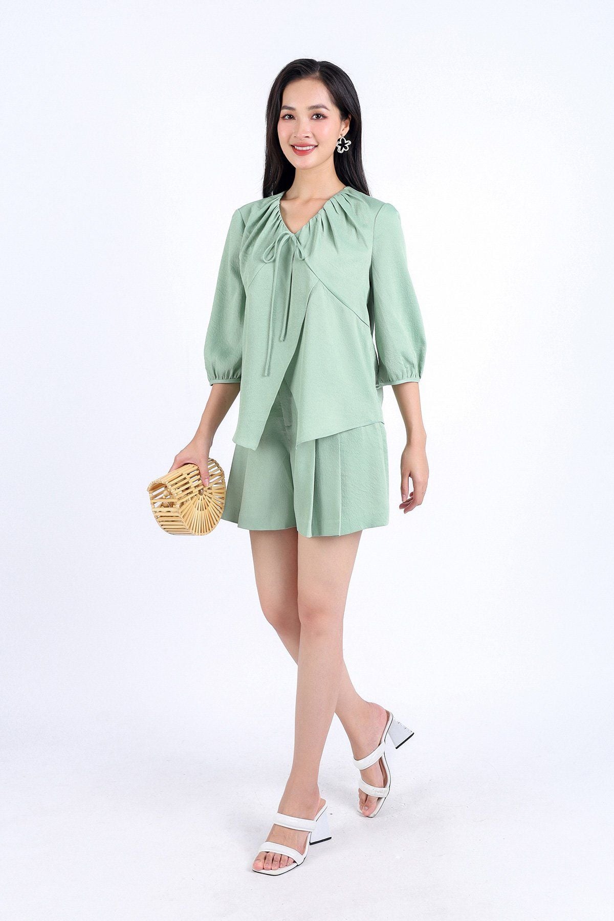 BAS33121 - Áo kiểu dạo phố vải lụa dày dáng suông cổ chữ V nhún tạo kiểu tay lửng thân áo xẻ tà - PANTIO