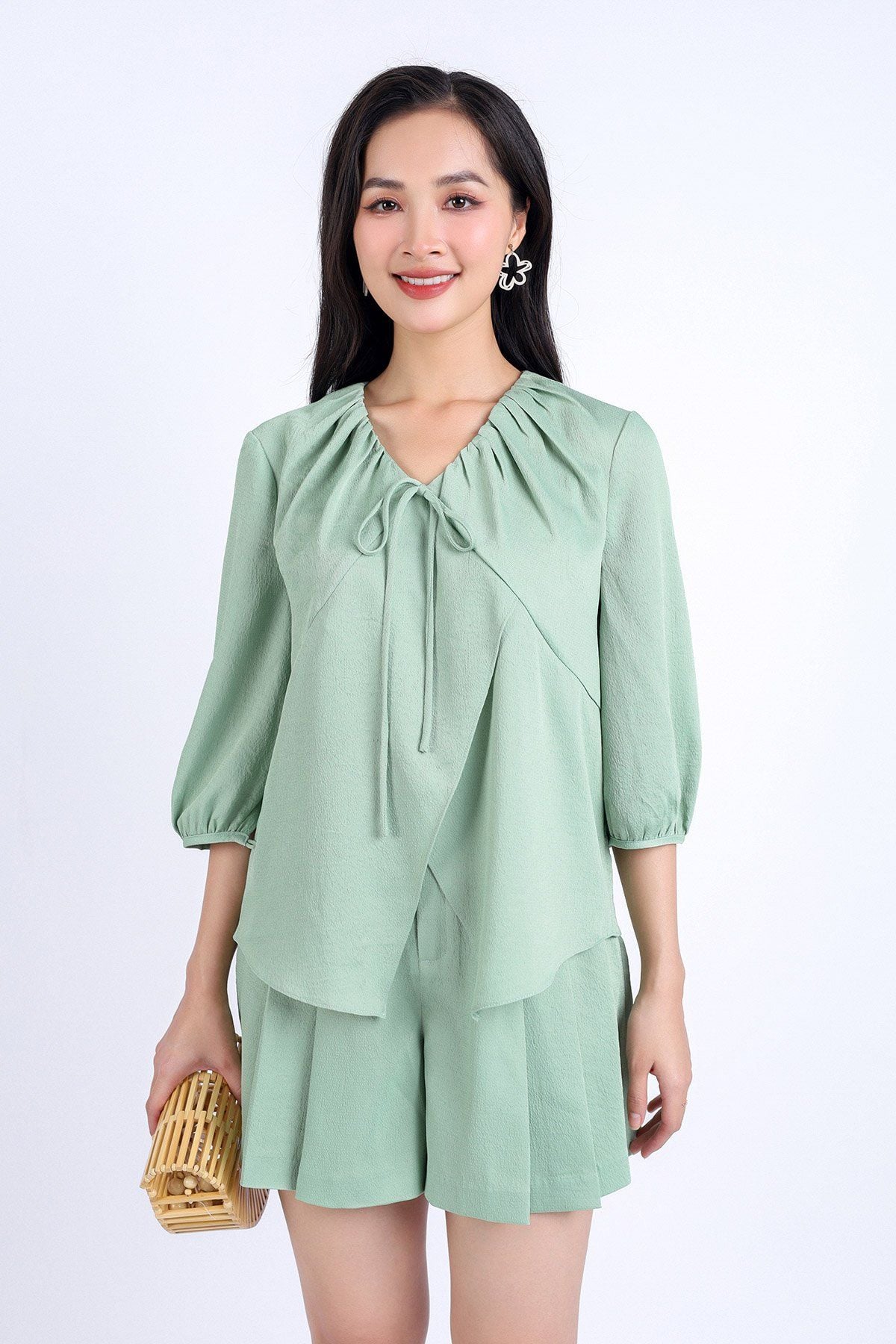 BAS33121 - Áo kiểu dạo phố vải lụa dày dáng suông cổ chữ V nhún tạo kiểu tay lửng thân áo xẻ tà - PANTIO