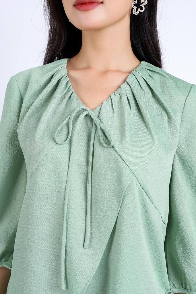 BAS33121 - Áo kiểu dạo phố vải lụa dày dáng suông cổ chữ V nhún tạo kiểu tay lửng thân áo xẻ tà - PANTIO