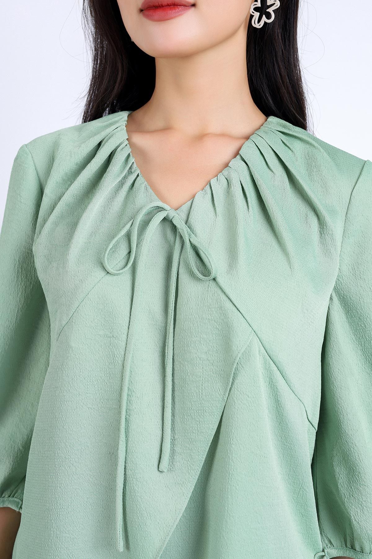 BAS33121 - Áo kiểu dạo phố vải lụa dày dáng suông cổ chữ V nhún tạo kiểu tay lửng thân áo xẻ tà - PANTIO