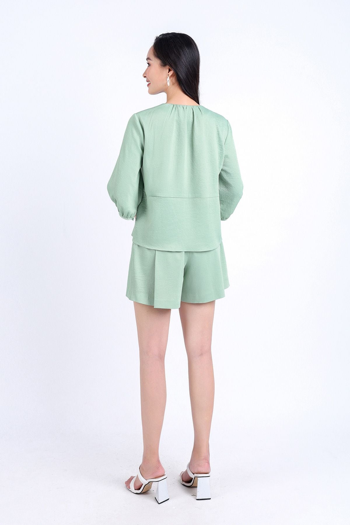 BAS33121 - Áo kiểu dạo phố vải lụa dày dáng suông cổ chữ V nhún tạo kiểu tay lửng thân áo xẻ tà - PANTIO