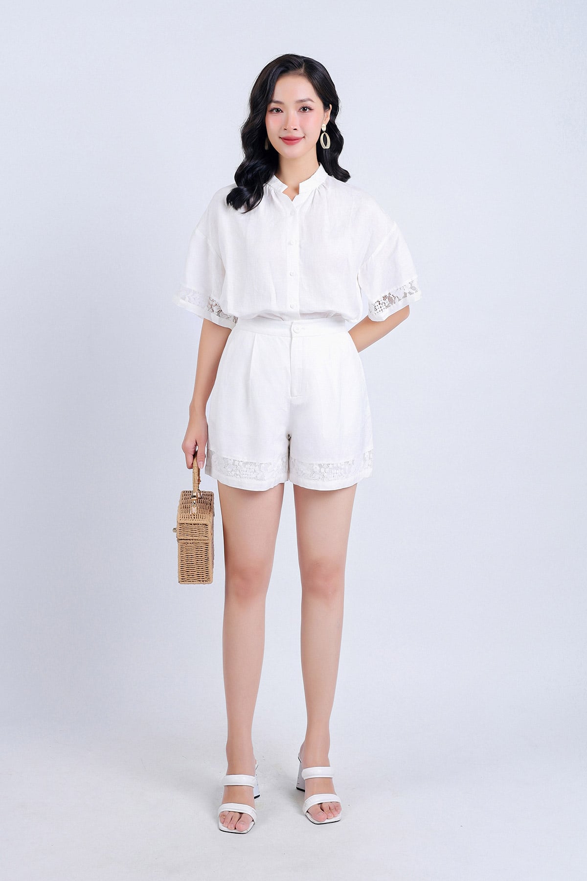 BQN33134 - Quần short dạo phố vải Linen hai lớp lót habutai gấu quần phối ren hoa trang trí cạp sau bo chun khoá thân trước - PANTIO