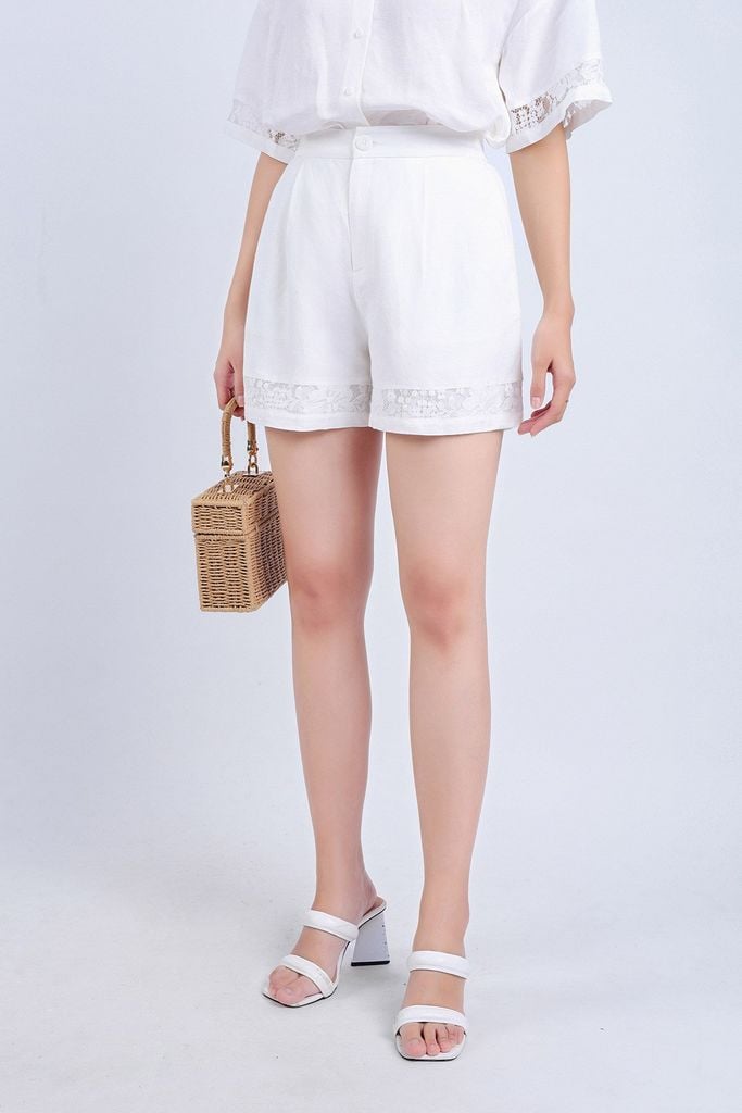 BQN33134 - Quần short dạo phố vải Linen hai lớp lót habutai gấu quần phối ren hoa trang trí cạp sau bo chun khoá thân trước - PANTIO
