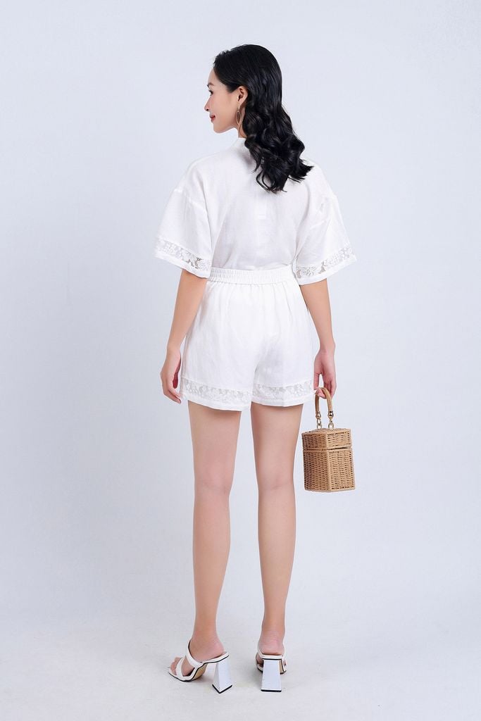 BQN33134 - Quần short dạo phố vải Linen hai lớp lót habutai gấu quần phối ren hoa trang trí cạp sau bo chun khoá thân trước - PANTIO