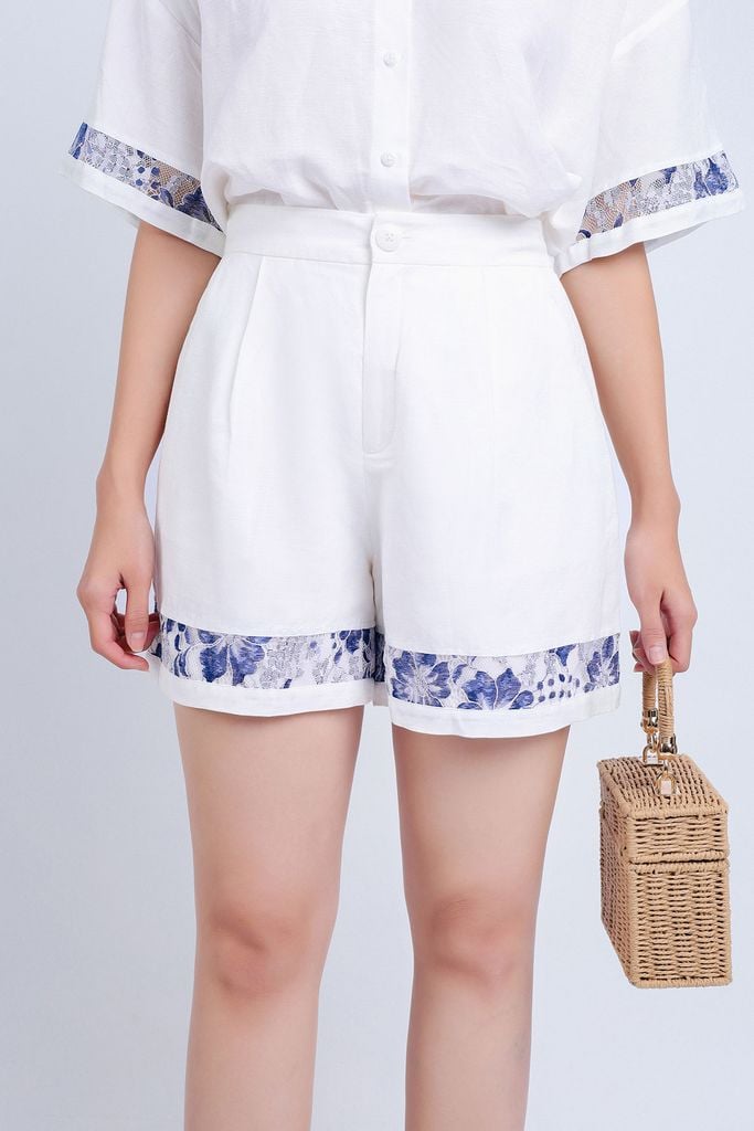 BQN33134 - Quần short dạo phố vải Linen hai lớp lót habutai gấu quần phối ren hoa trang trí cạp sau bo chun khoá thân trước - PANTIO