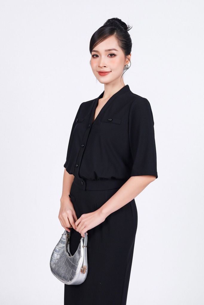 BAS33151 - Áo kiểu công sở vải len dáng suông cổ xẻ V tay lửng thân áo đính khuy thời trang có nắp túi ốp tạo kiểu - PANTIO