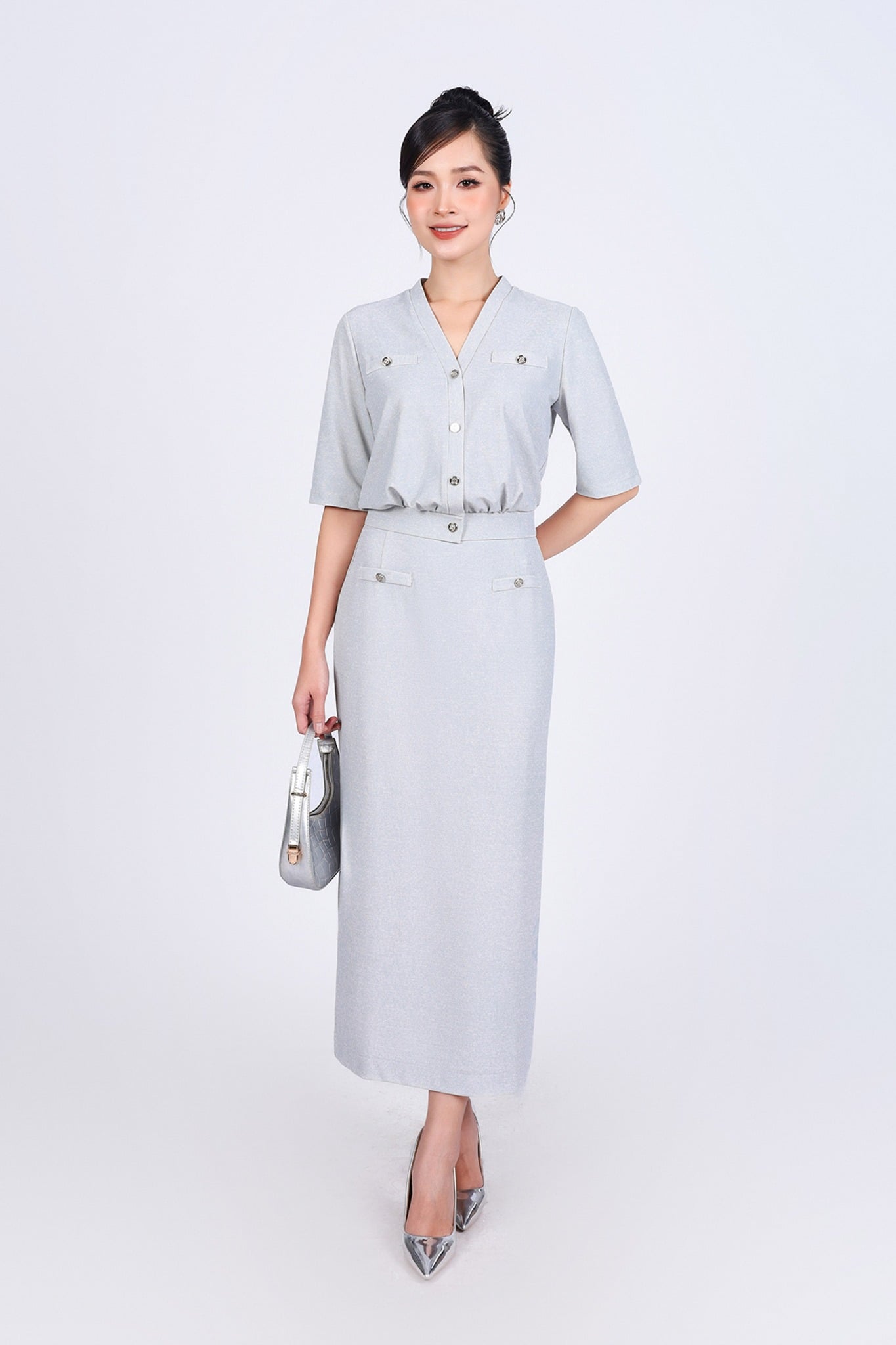 BAS33151 - Áo kiểu công sở vải len dáng suông cổ xẻ V tay lửng thân áo đính khuy thời trang có nắp túi ốp tạo kiểu - PANTIO