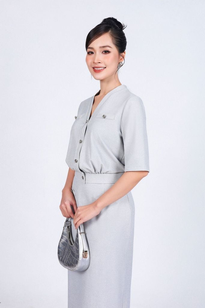 BAS33151 - Áo kiểu công sở vải len dáng suông cổ xẻ V tay lửng thân áo đính khuy thời trang có nắp túi ốp tạo kiểu - PANTIO