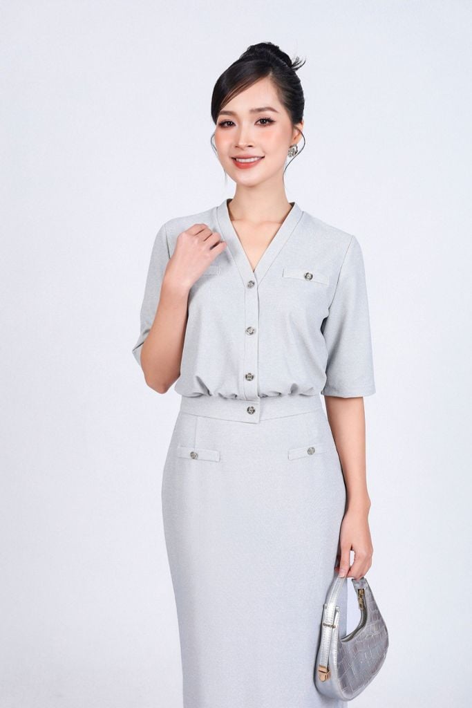 BAS33151 - Áo kiểu công sở vải len dáng suông cổ xẻ V tay lửng thân áo đính khuy thời trang có nắp túi ốp tạo kiểu - PANTIO