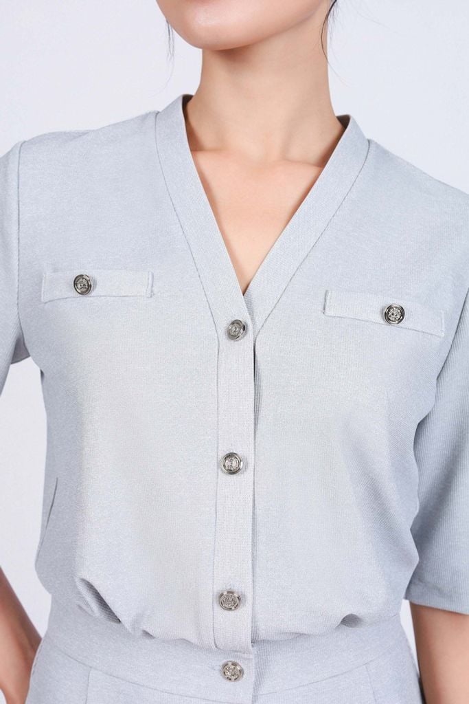 BAS33151 - Áo kiểu công sở vải len dáng suông cổ xẻ V tay lửng thân áo đính khuy thời trang có nắp túi ốp tạo kiểu - PANTIO