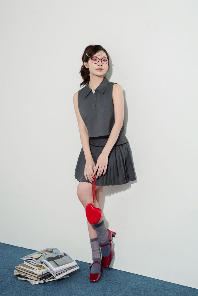 BAS33279 - Áo vải thô dáng croptop cổ đức, sát nách, bổ trụ cổ thân trước, cài đá trang trí - JAN.