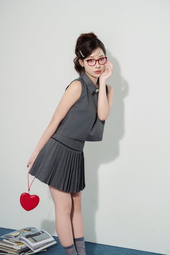 BAS33279 - Áo vải thô dáng croptop cổ đức, sát nách, bổ trụ cổ thân trước, cài đá trang trí - JAN.