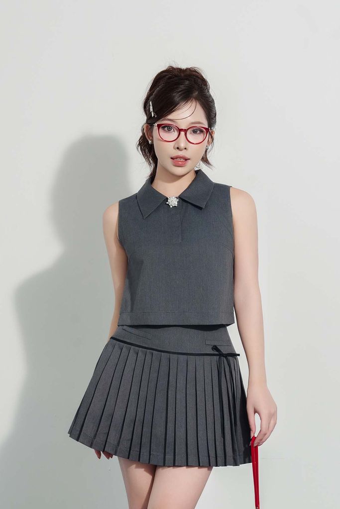 BAS33279 - Áo vải thô dáng croptop cổ đức, sát nách, bổ trụ cổ thân trước, cài đá trang trí - JAN.