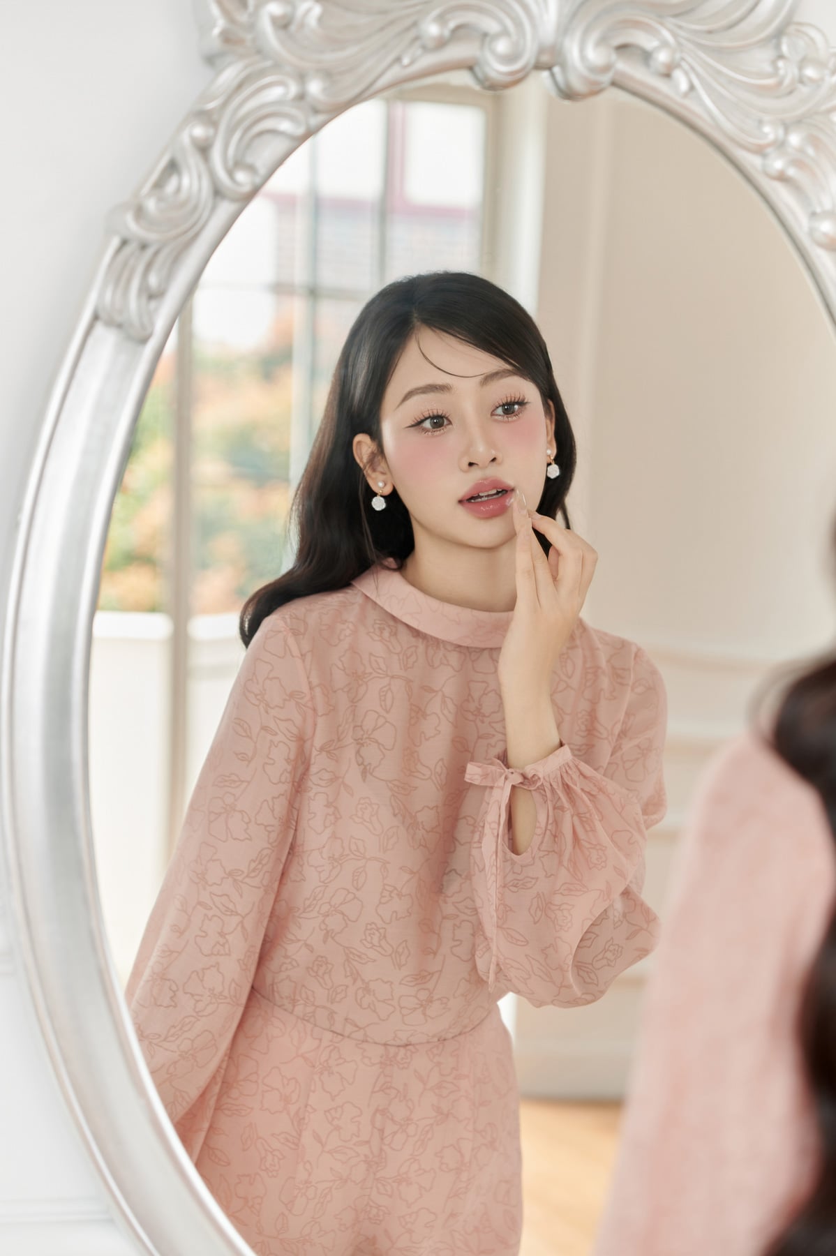 BAS33523 - Áo sơ mi kiểu vải tơ hoa dáng suông cổ tròn tay dài bo gấu tay tạo kiểu - JAN.