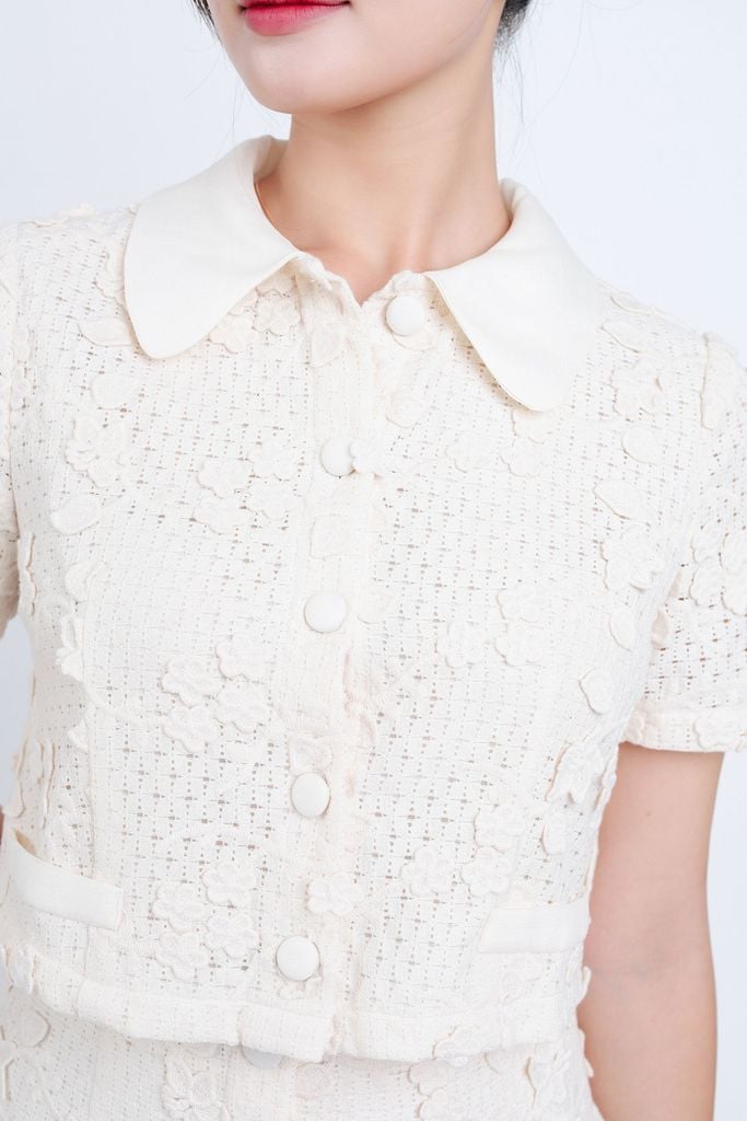 BAS34160 - Áo sơ mi công sở vải tơ phối ren hoa cổ đức dáng croptop thân phối khuy bọc trang trí - PANTIO