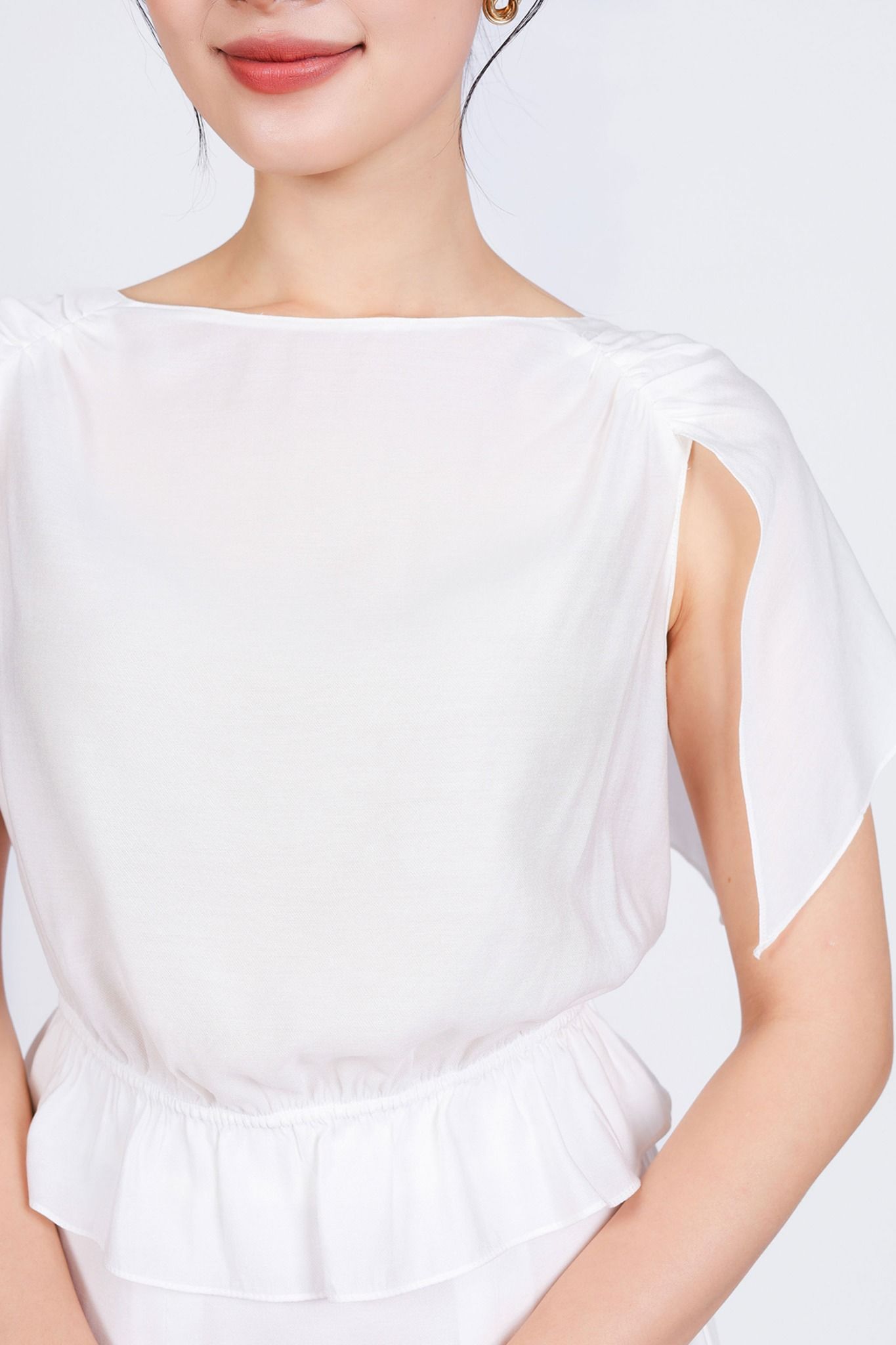 BAS53205 - Áo kiểu dạo phố vải tơ dáng suông cổ thuyền tay cánh tiên xẻ tà thân áo bo chun eo tạo kiểu - PANTIO