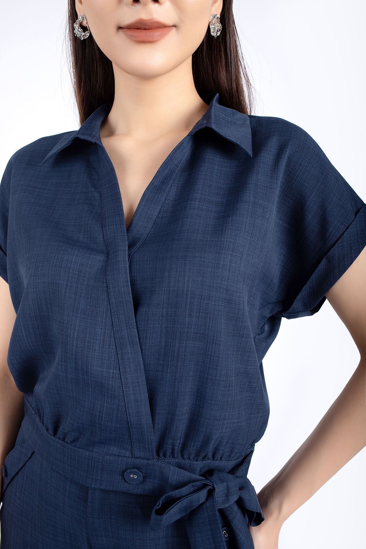 BAS72670 - Áo kiểu công sở vải thô nano dáng croptop nẹp buộc nơ cổ kiểu vạt chồng - PANTIO