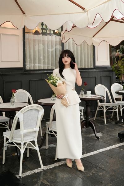 BAS73172 - Áo kiểu công sở vải thô dày dáng peplum cổ lệch eo đính khuy đá kim loại khoá thân sau - PANTIO