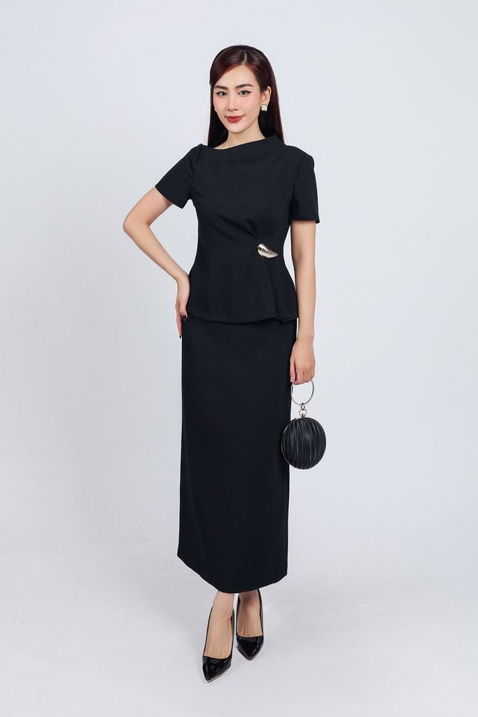 BAS73172 - Áo kiểu công sở vải thô dày dáng peplum cổ lệch eo đính khuy đá kim loại khoá thân sau - PANTIO