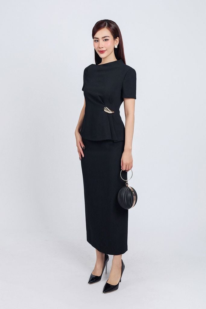 BAS73172 - Áo kiểu công sở vải thô dày dáng peplum cổ lệch eo đính khuy đá kim loại khoá thân sau - PANTIO