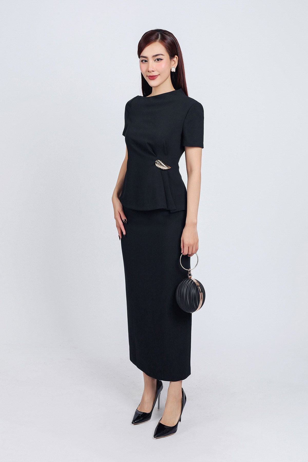 BAS73172 - Áo kiểu công sở vải thô dày dáng peplum cổ lệch eo đính khuy đá kim loại khoá thân sau - PANTIO