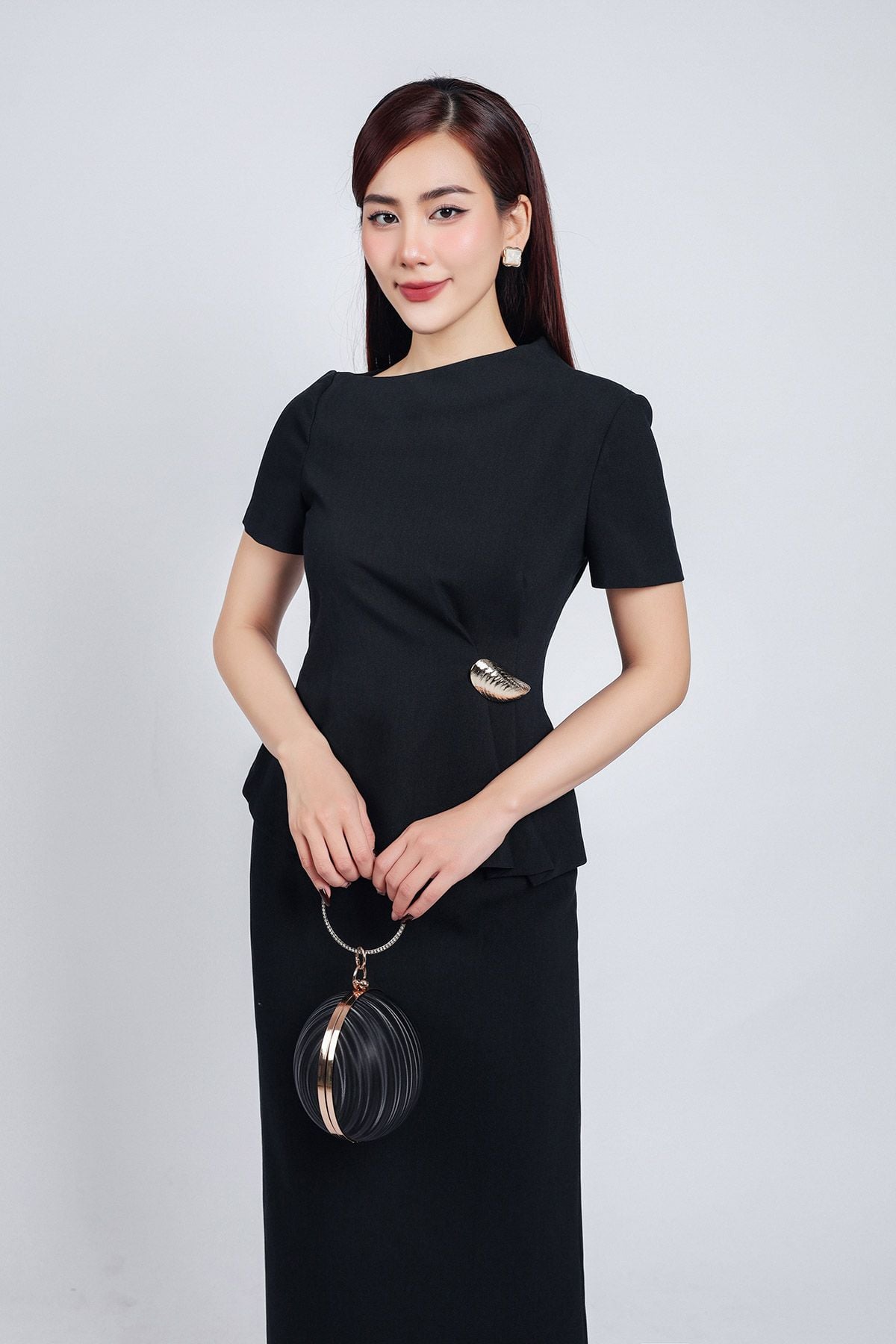 BAS73172 - Áo kiểu công sở vải thô dày dáng peplum cổ lệch eo đính khuy đá kim loại khoá thân sau - PANTIO