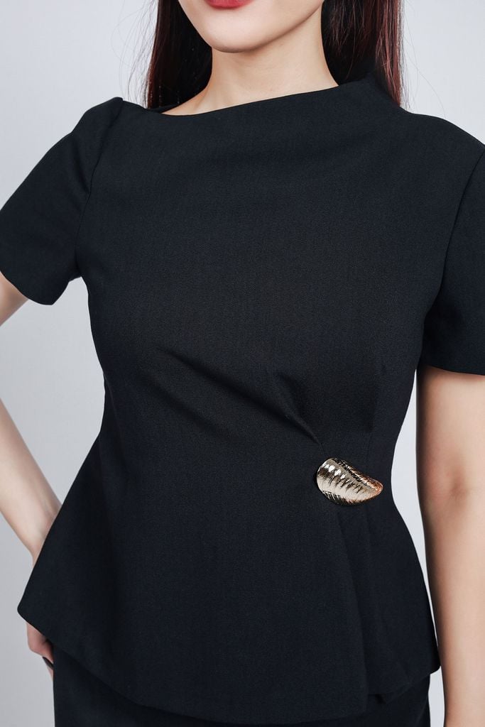 BAS73172 - Áo kiểu công sở vải thô dày dáng peplum cổ lệch eo đính khuy đá kim loại khoá thân sau - PANTIO