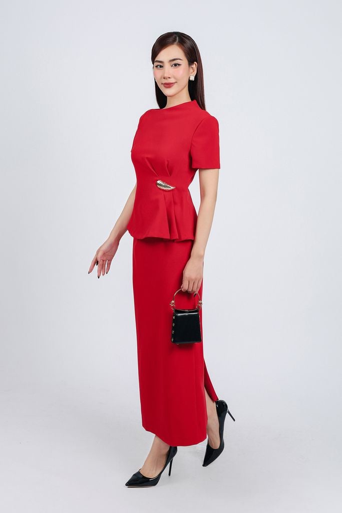 BAS73172 - Áo kiểu công sở vải thô dày dáng peplum cổ lệch eo đính khuy đá kim loại khoá thân sau - PANTIO