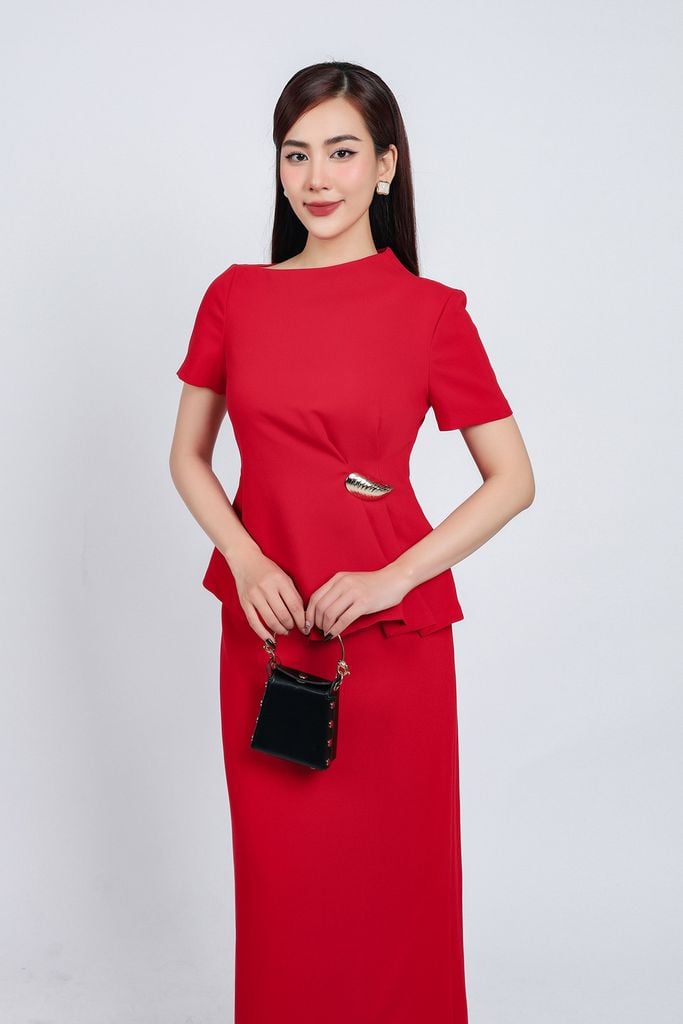 BAS73172 - Áo kiểu công sở vải thô dày dáng peplum cổ lệch eo đính khuy đá kim loại khoá thân sau - PANTIO