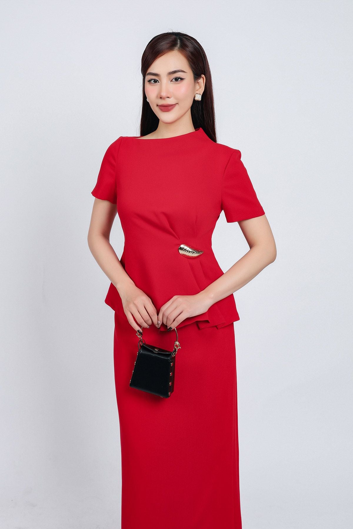 BAS73172 - Áo kiểu công sở vải thô dày dáng peplum cổ lệch eo đính khuy đá kim loại khoá thân sau - PANTIO