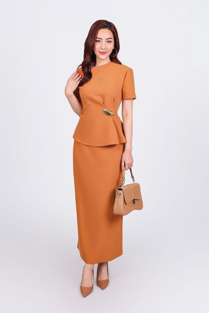 BAS73172 - Áo kiểu công sở vải thô dày dáng peplum cổ lệch eo đính khuy đá kim loại khoá thân sau - PANTIO