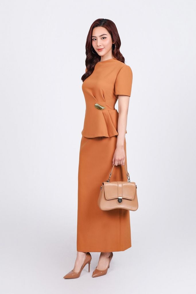 BAS73172 - Áo kiểu công sở vải thô dày dáng peplum cổ lệch eo đính khuy đá kim loại khoá thân sau - PANTIO