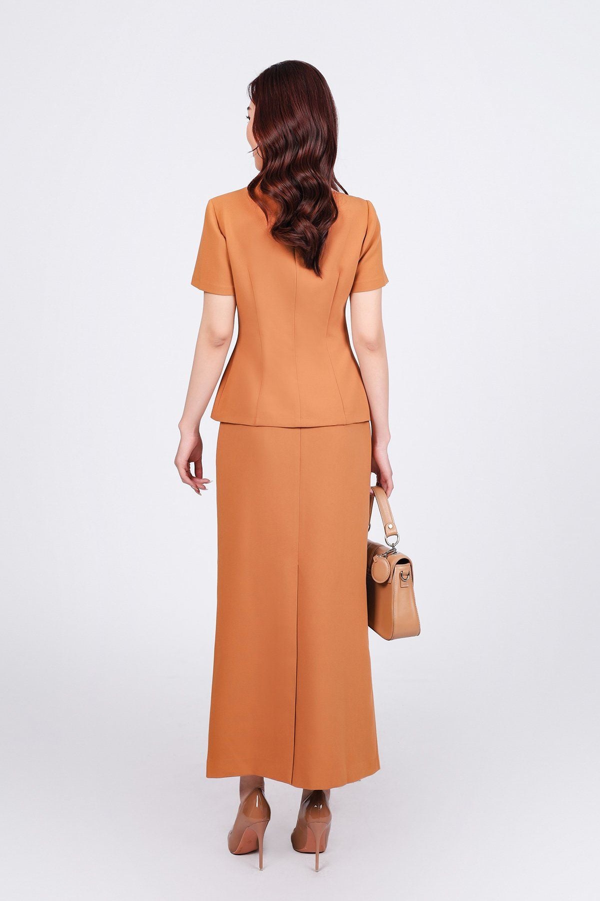 BAS73172 - Áo kiểu công sở vải thô dày dáng peplum cổ lệch eo đính khuy đá kim loại khoá thân sau - PANTIO