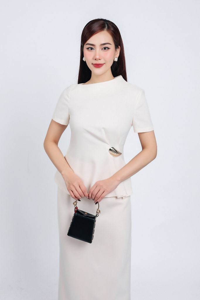 BAS73172 - Áo kiểu công sở vải thô dày dáng peplum cổ lệch eo đính khuy đá kim loại khoá thân sau - PANTIO
