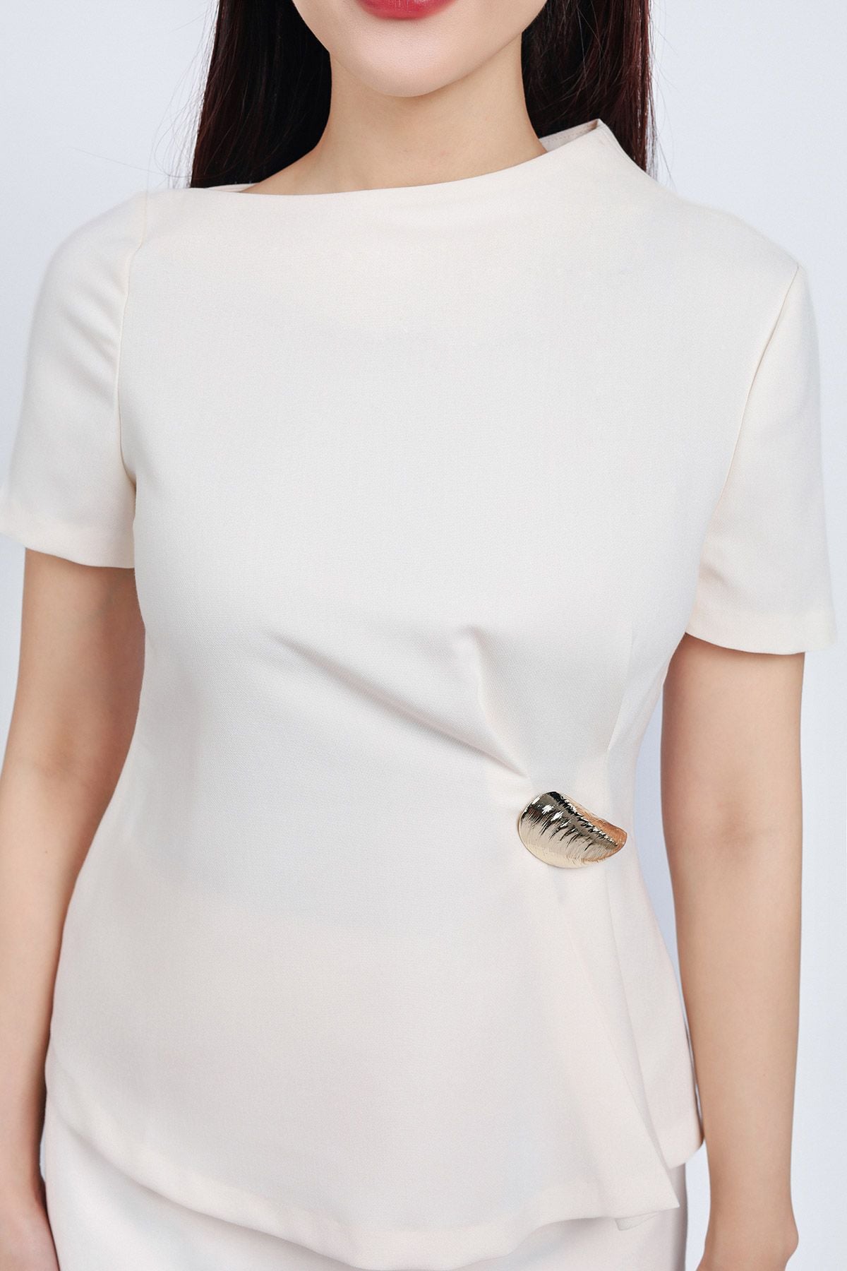 BAS73172 - Áo kiểu công sở vải thô dày dáng peplum cổ lệch eo đính khuy đá kim loại khoá thân sau - PANTIO