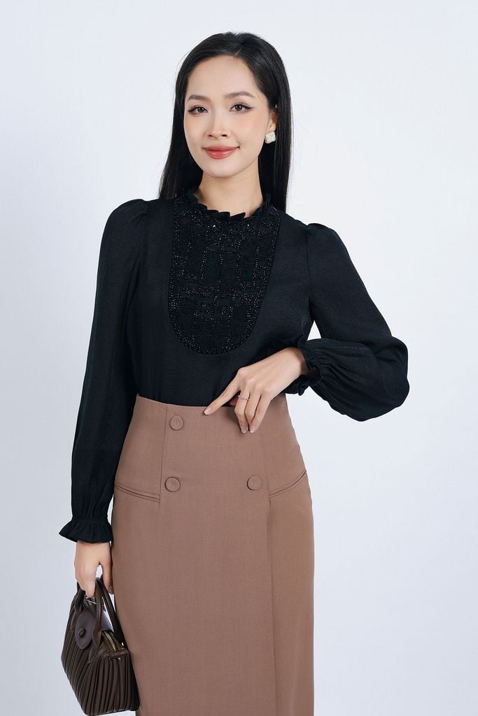 BAS73176 - Áo sơ mi công sở vải tơ dáng suông cổ xếp ly tay bồng nhẹ thân áo phối ren hoa đính đá trang trí - PANTIO