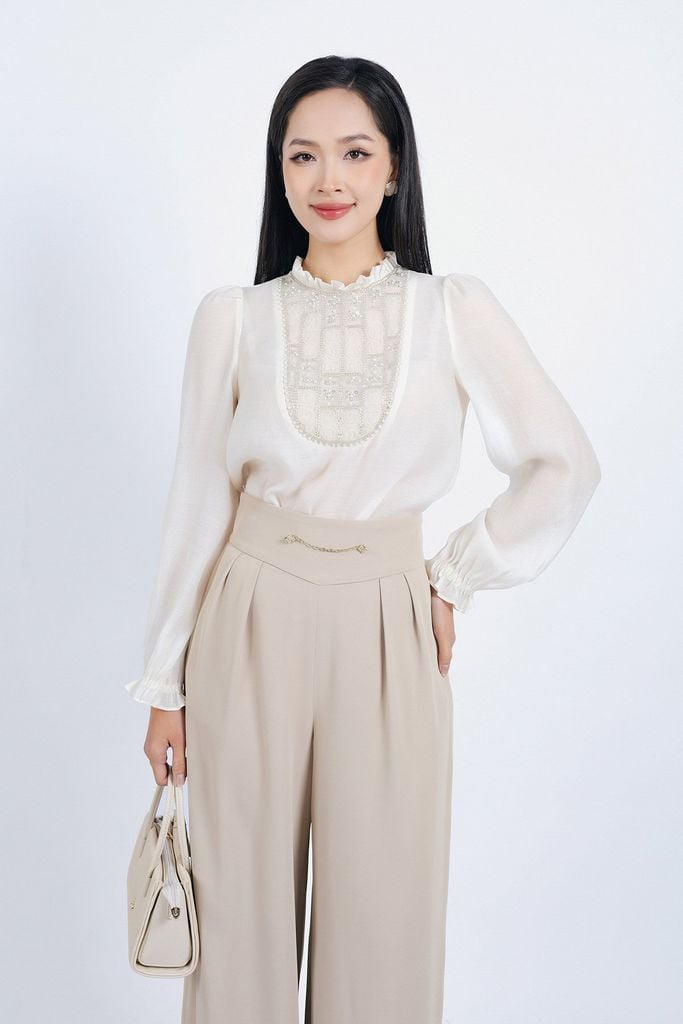 BAS73176 - Áo sơ mi công sở vải tơ dáng suông cổ xếp ly tay bồng nhẹ thân áo phối ren hoa đính đá trang trí - PANTIO
