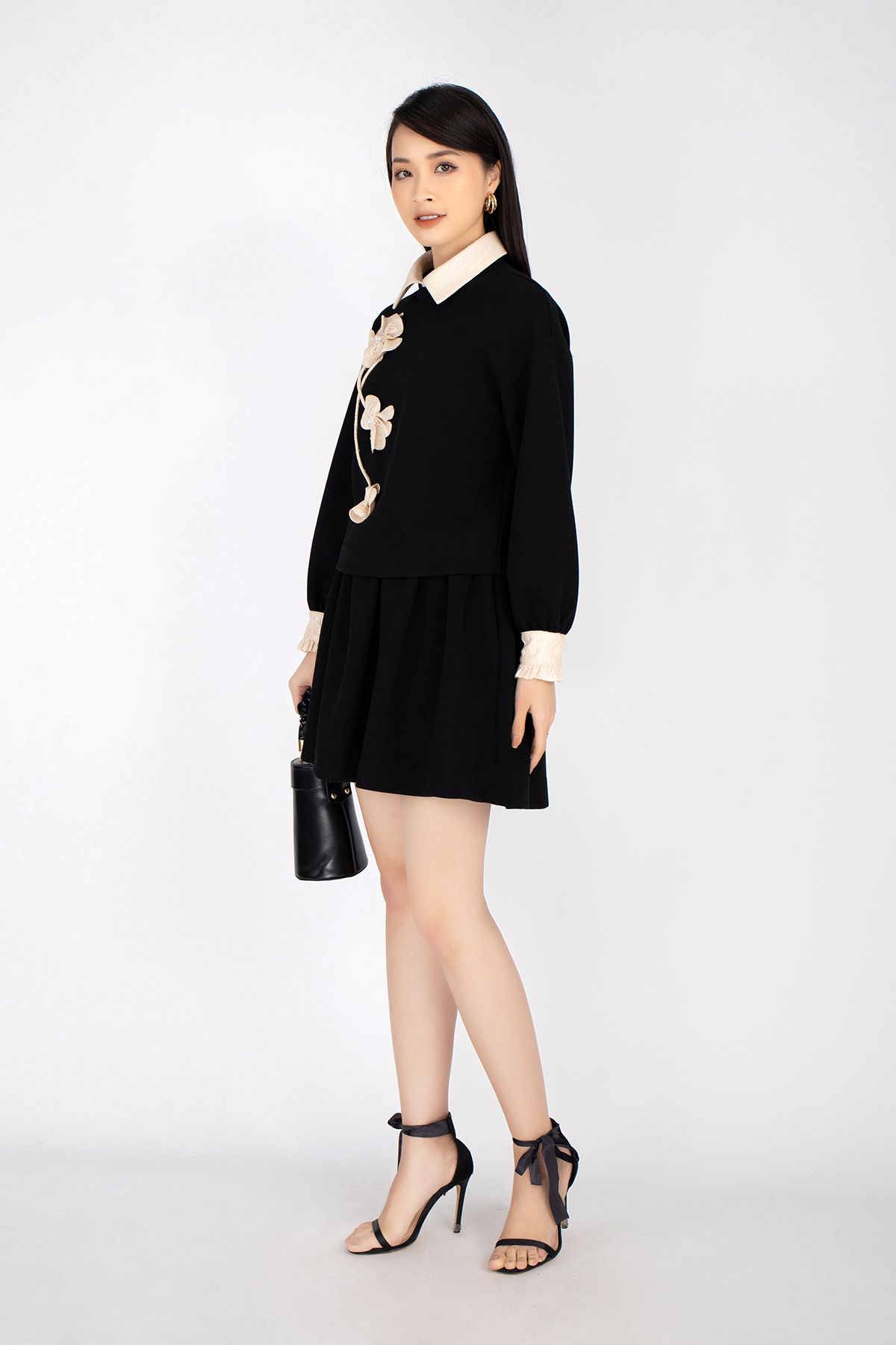 BAS92557 - Áo sơ mi chất liệu vải thô dáng suông, gắn hoa nổi dài tay - PANTIO