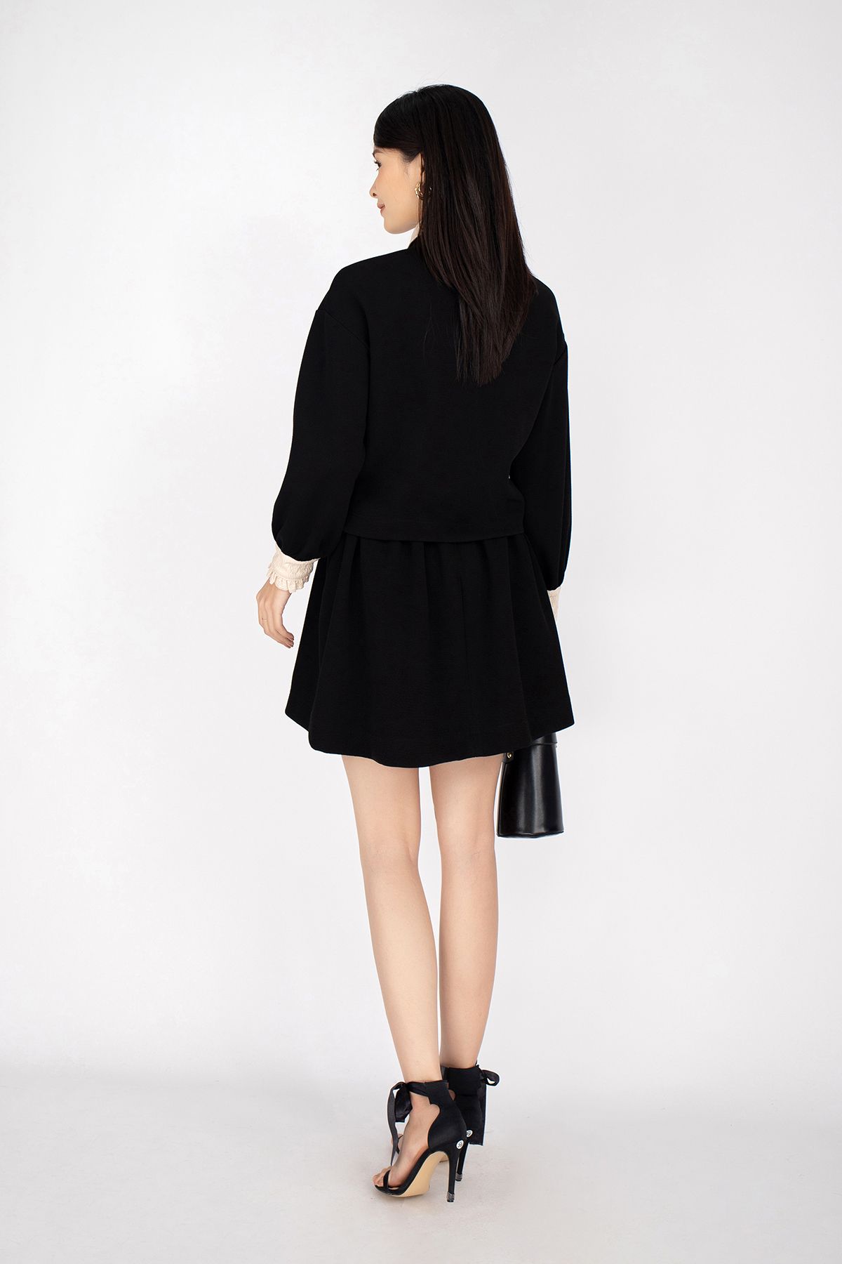 BAS92557 - Áo sơ mi chất liệu vải thô dáng suông, gắn hoa nổi dài tay - PANTIO