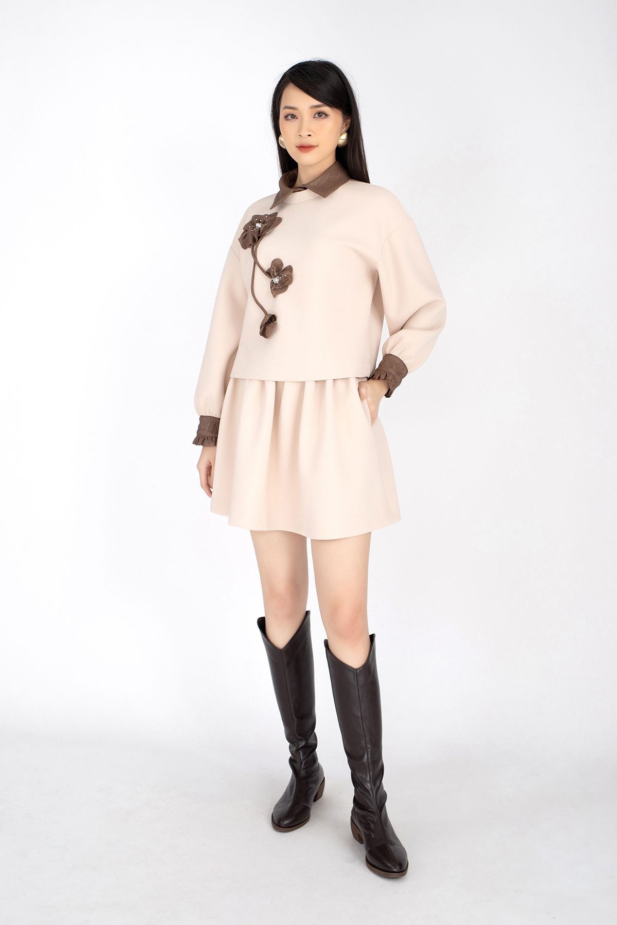 BAS92557 - Áo sơ mi chất liệu vải thô dáng suông, gắn hoa nổi dài tay - PANTIO