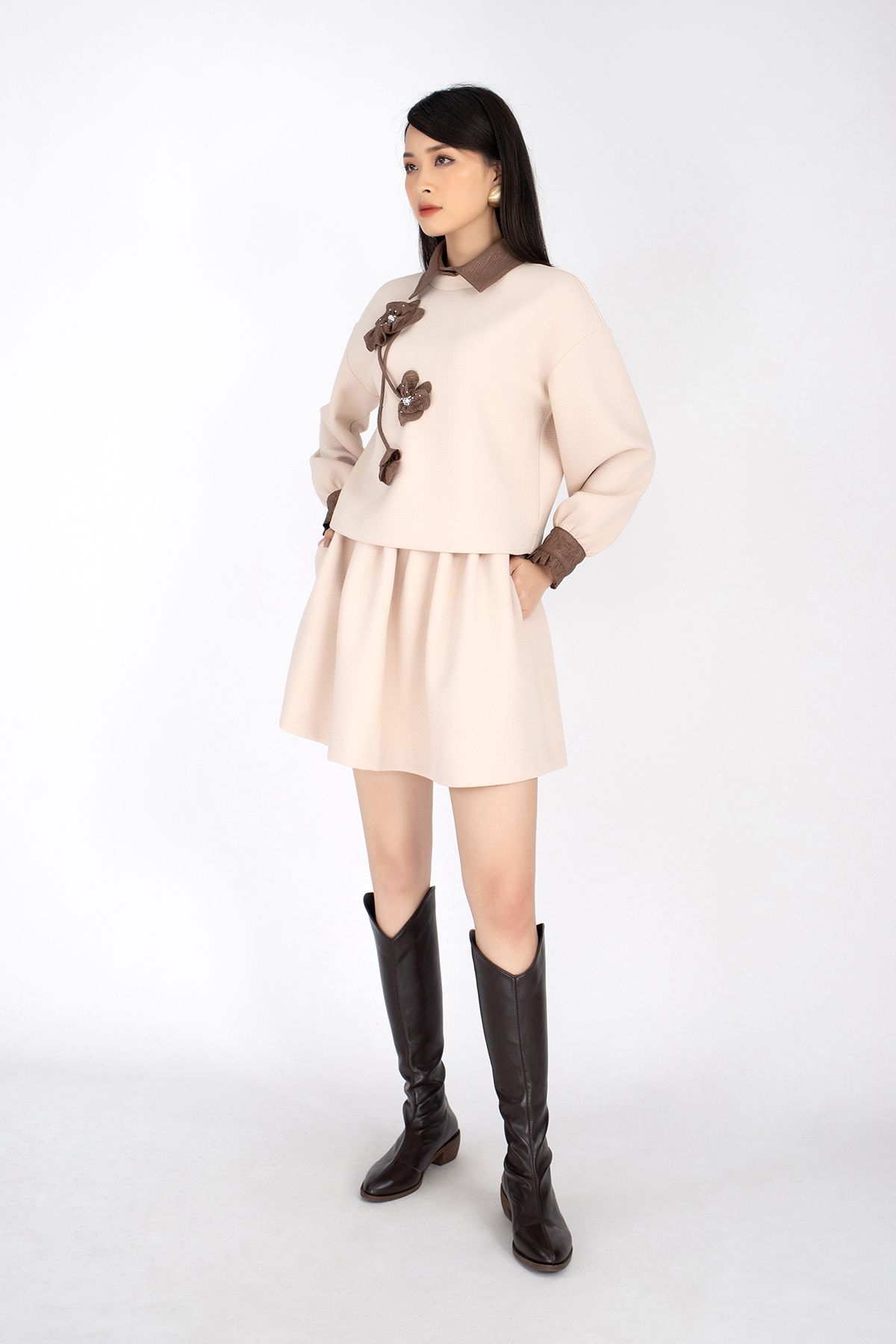 BAS92557 - Áo sơ mi chất liệu vải thô dáng suông, gắn hoa nổi dài tay - PANTIO