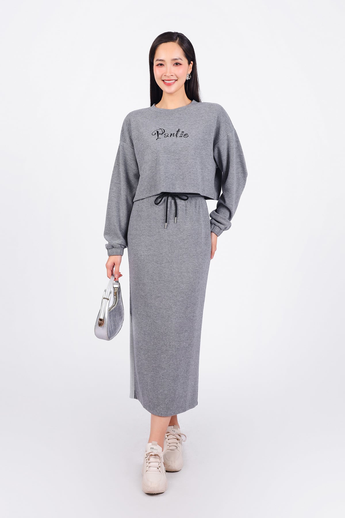 BAT93295 - Áo bộ thể thao vải len dáng croptop cổ trong ngực áo thêu hoạ tiết cao cấp kèm áo dây đen cotton - PANTIO