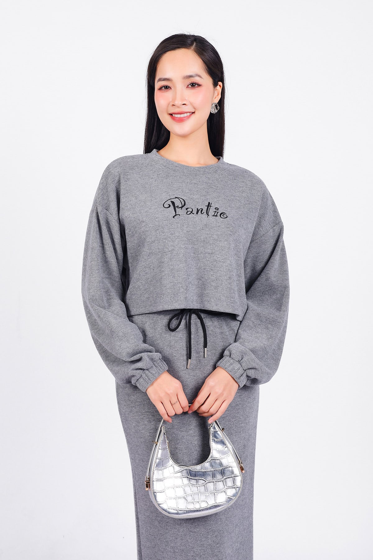 BAT93295 - Áo bộ thể thao vải len dáng croptop cổ trong ngực áo thêu hoạ tiết cao cấp kèm áo dây đen cotton - PANTIO