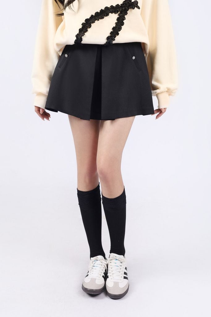 FQN9382 - Quần short dáng A, túi cơi giả đính cúc, khóa thân sau, cạp liền, ly súp to thân trước giả váy - JAN.