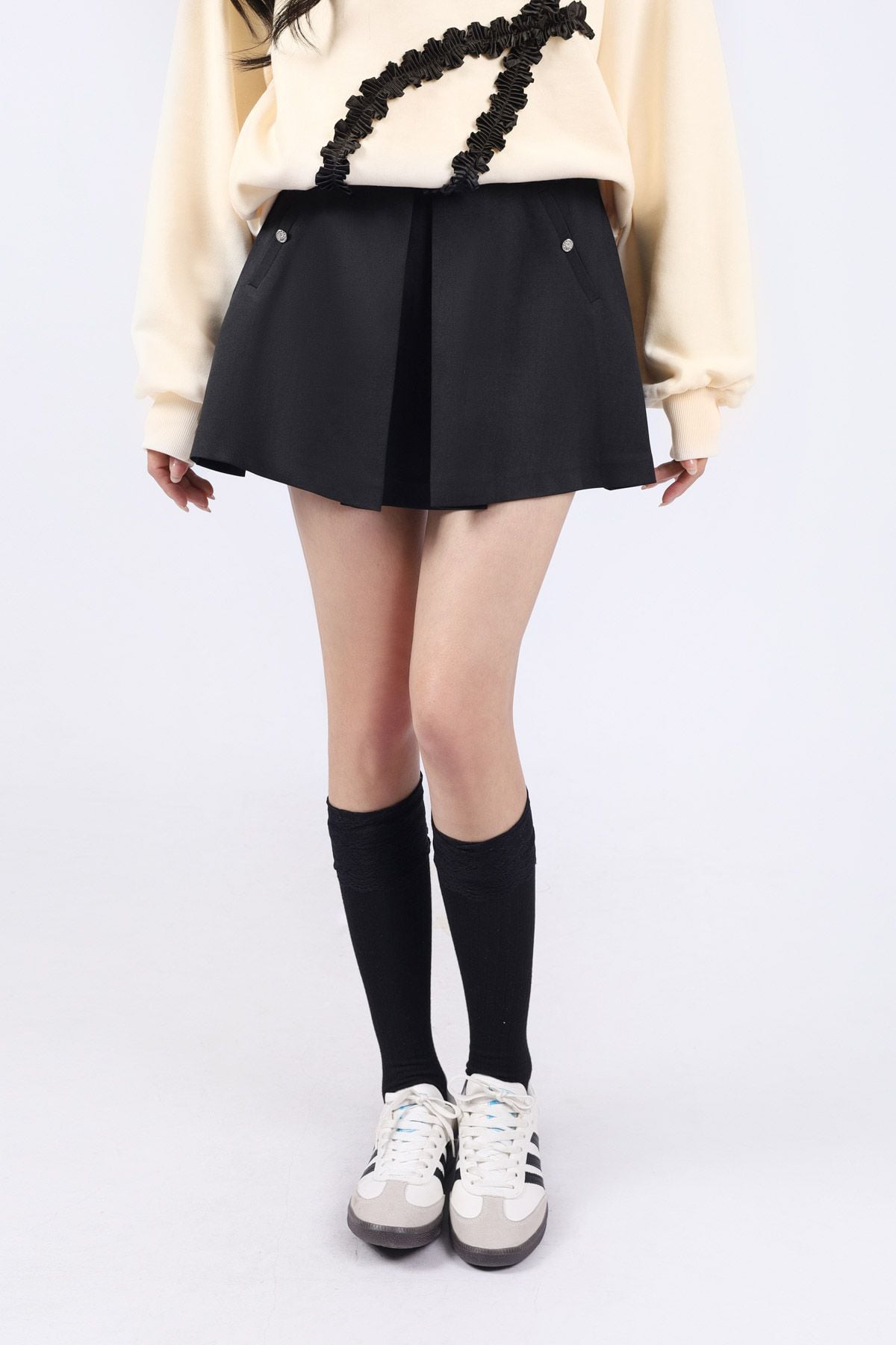 FQN9382 - Quần short dáng A, túi cơi giả đính cúc, khóa thân sau, cạp liền, ly súp to thân trước giả váy - JAN.