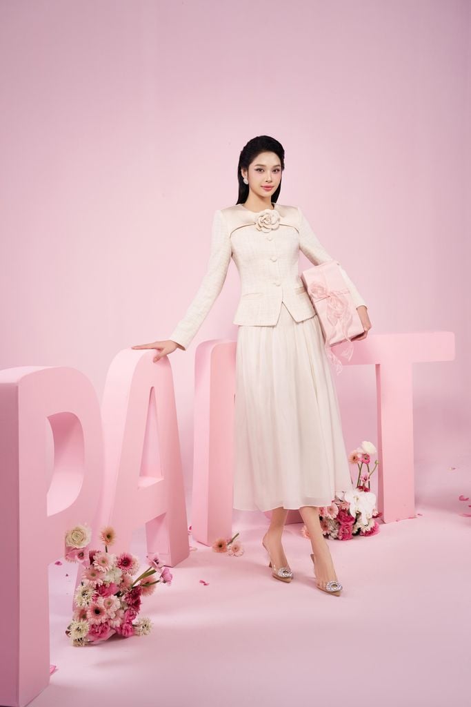 BAV73198 - Áo vest vải dạ Tewd dáng ôm cổ tròn phối lụa thân áo phối khuy bọc kèm hoa cài trang trí - PANTIO