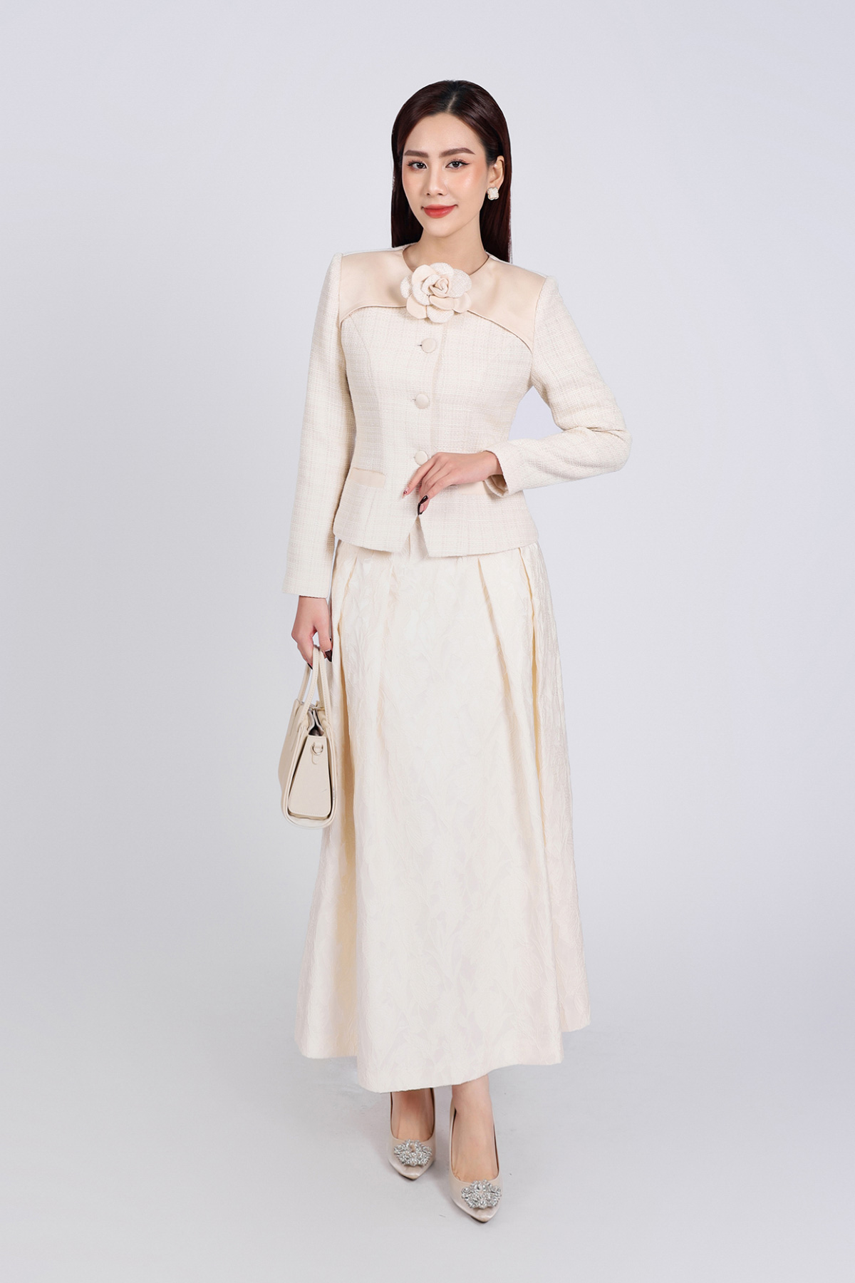 BAV73198 - Áo vest vải dạ Tewd dáng ôm cổ tròn phối lụa thân áo phối khuy bọc kèm hoa cài trang trí - PANTIO