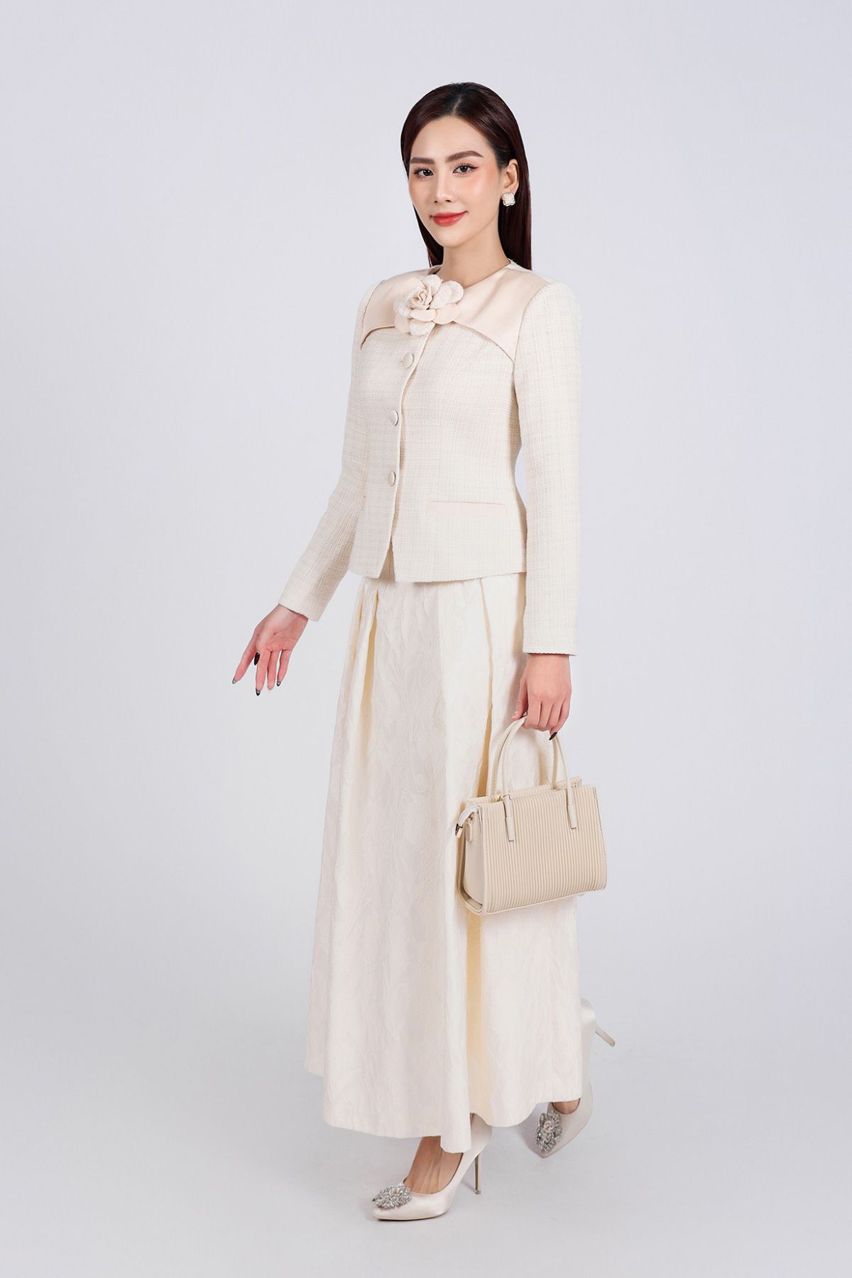 BAV73198 - Áo vest vải dạ Tewd dáng ôm cổ tròn phối lụa thân áo phối khuy bọc kèm hoa cài trang trí - PANTIO