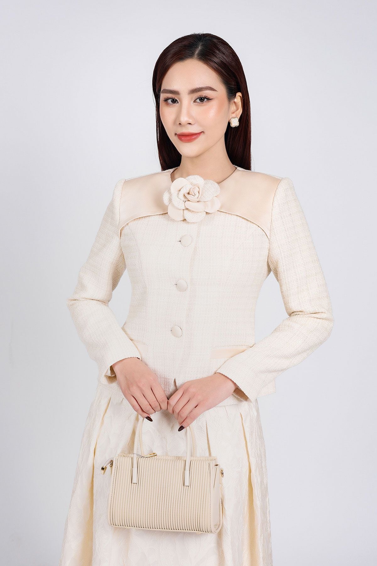 BAV73198 - Áo vest vải dạ Tewd dáng ôm cổ tròn phối lụa thân áo phối khuy bọc kèm hoa cài trang trí - PANTIO